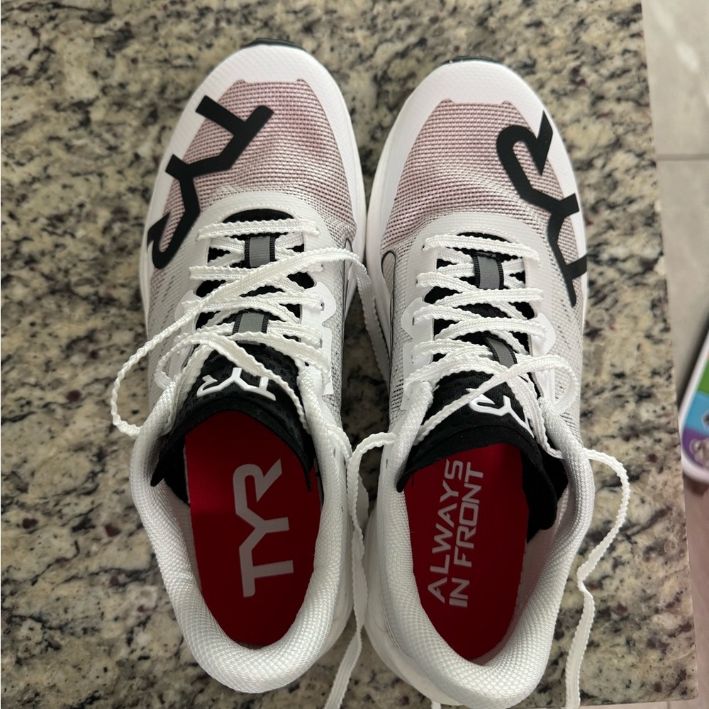 TYR Women's Valkyrie Elite Carbon Runner - women’s 10.